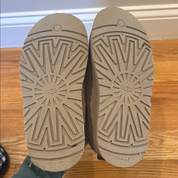 WOMENS size 5 UGG Tazz slippers in beige - Picture 5 of 5